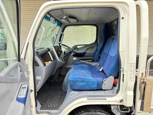 キャンター 　２ｔ　平ボディ　準中型　１０尺　メッキパーツ　低床　３方開　床木材張り　ＬＥＤマーカー　オートマ　イノマット　ＣＵＳＴＯＭ　積載量２．０００ｋｇ　両側電動格納ミラー　ミラーヒーター　ＥＴＣ　ターボ車（34枚目）