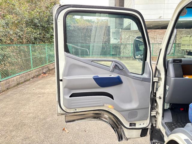 キャンター 　２ｔ　平ボディ　準中型　１０尺　メッキパーツ　低床　３方開　床木材張り　ＬＥＤマーカー　オートマ　イノマット　ＣＵＳＴＯＭ　積載量２．０００ｋｇ　両側電動格納ミラー　ミラーヒーター　ＥＴＣ　ターボ車（35枚目）