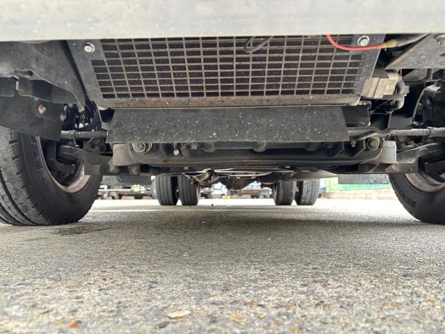 キャンター 　２ｔ　平ボディ　準中型　１０尺　メッキパーツ　低床　３方開　床木材張り　ＬＥＤマーカー　オートマ　イノマット　ＣＵＳＴＯＭ　積載量２．０００ｋｇ　両側電動格納ミラー　ミラーヒーター　ＥＴＣ　ターボ車（42枚目）