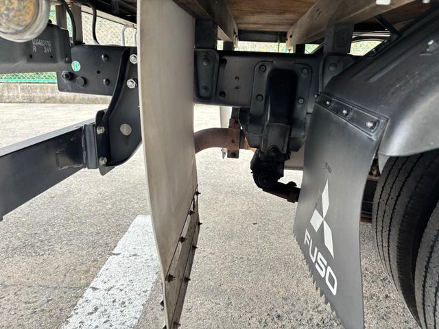 キャンター 　２ｔ　平ボディ　準中型　１０尺　メッキパーツ　低床　３方開　床木材張り　ＬＥＤマーカー　オートマ　イノマット　ＣＵＳＴＯＭ　積載量２．０００ｋｇ　両側電動格納ミラー　ミラーヒーター　ＥＴＣ　ターボ車（45枚目）