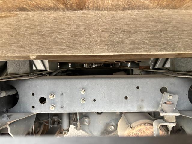 キャンター 　２ｔ　平ボディ　準中型　１０尺　メッキパーツ　低床　３方開　床木材張り　ＬＥＤマーカー　オートマ　イノマット　ＣＵＳＴＯＭ　積載量２．０００ｋｇ　両側電動格納ミラー　ミラーヒーター　ＥＴＣ　ターボ車（46枚目）