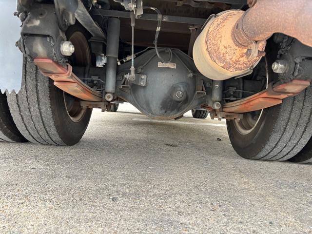 キャンター 　２ｔ　平ボディ　準中型　１０尺　メッキパーツ　低床　３方開　床木材張り　ＬＥＤマーカー　オートマ　イノマット　ＣＵＳＴＯＭ　積載量２．０００ｋｇ　両側電動格納ミラー　ミラーヒーター　ＥＴＣ　ターボ車（47枚目）