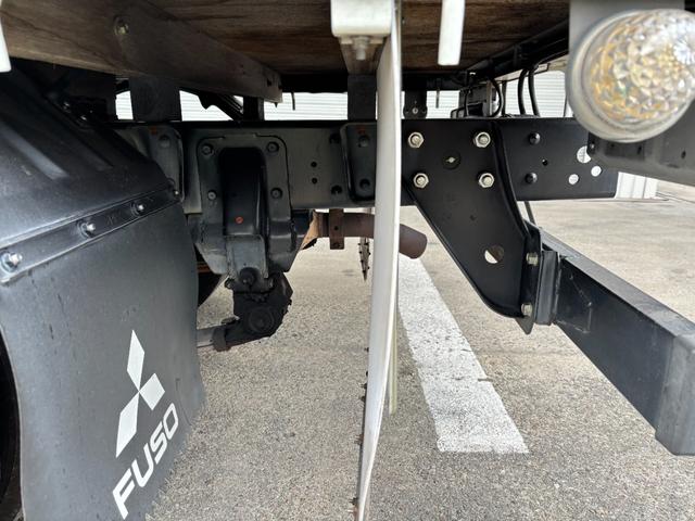 キャンター 　２ｔ　平ボディ　準中型　１０尺　メッキパーツ　低床　３方開　床木材張り　ＬＥＤマーカー　オートマ　イノマット　ＣＵＳＴＯＭ　積載量２．０００ｋｇ　両側電動格納ミラー　ミラーヒーター　ＥＴＣ　ターボ車（48枚目）