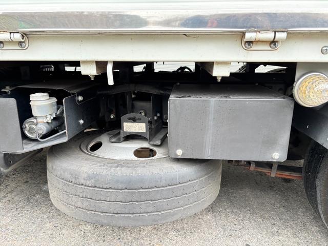 キャンター 　２ｔ　平ボディ　準中型　１０尺　メッキパーツ　低床　３方開　床木材張り　ＬＥＤマーカー　オートマ　イノマット　ＣＵＳＴＯＭ　積載量２．０００ｋｇ　両側電動格納ミラー　ミラーヒーター　ＥＴＣ　ターボ車（49枚目）