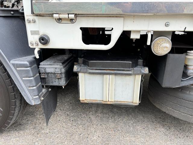 キャンター 　２ｔ　平ボディ　準中型　１０尺　メッキパーツ　低床　３方開　床木材張り　ＬＥＤマーカー　オートマ　イノマット　ＣＵＳＴＯＭ　積載量２．０００ｋｇ　両側電動格納ミラー　ミラーヒーター　ＥＴＣ　ターボ車（50枚目）