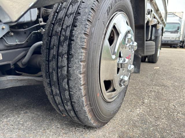 キャンター 　２ｔ　平ボディ　準中型　１０尺　メッキパーツ　低床　３方開　床木材張り　ＬＥＤマーカー　オートマ　イノマット　ＣＵＳＴＯＭ　積載量２．０００ｋｇ　両側電動格納ミラー　ミラーヒーター　ＥＴＣ　ターボ車（51枚目）