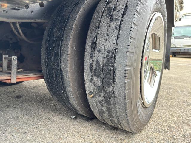 キャンター 　２ｔ　平ボディ　準中型　１０尺　メッキパーツ　低床　３方開　床木材張り　ＬＥＤマーカー　オートマ　イノマット　ＣＵＳＴＯＭ　積載量２．０００ｋｇ　両側電動格納ミラー　ミラーヒーター　ＥＴＣ　ターボ車（52枚目）