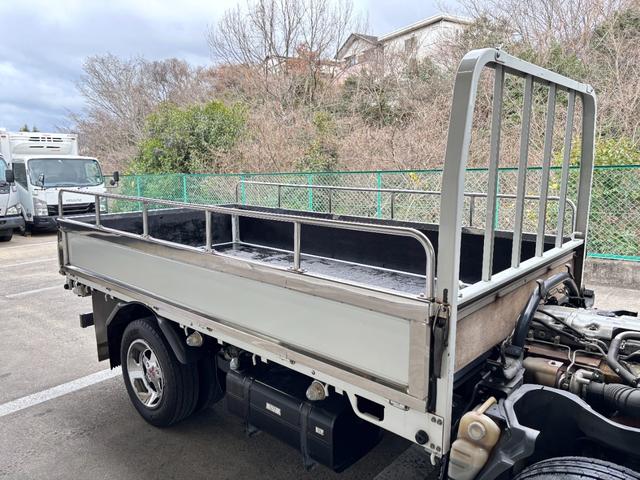 キャンター 　２ｔ　平ボディ　準中型　１０尺　メッキパーツ　低床　３方開　床木材張り　ＬＥＤマーカー　オートマ　イノマット　ＣＵＳＴＯＭ　積載量２．０００ｋｇ　両側電動格納ミラー　ミラーヒーター　ＥＴＣ　ターボ車（56枚目）