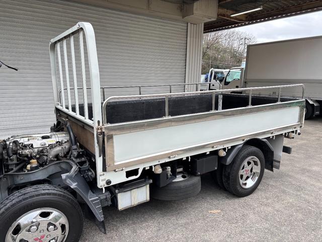 キャンター 　２ｔ　平ボディ　準中型　１０尺　メッキパーツ　低床　３方開　床木材張り　ＬＥＤマーカー　オートマ　イノマット　ＣＵＳＴＯＭ　積載量２．０００ｋｇ　両側電動格納ミラー　ミラーヒーター　ＥＴＣ　ターボ車（59枚目）