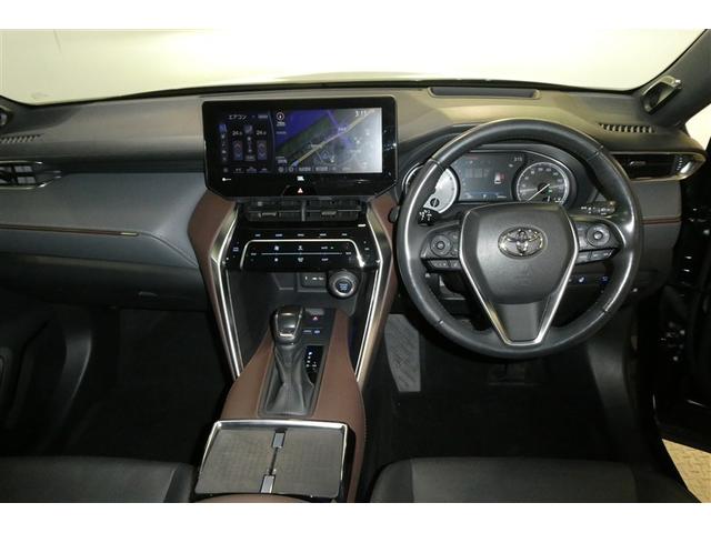 運転席周りのレイアウトをご覧ください。ナビゲーションが綺麗に装着されすっきり収まってますね！