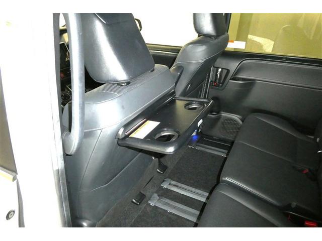 ２列目にはテーブルございます☆お子様にも喜ばれる装備です♪