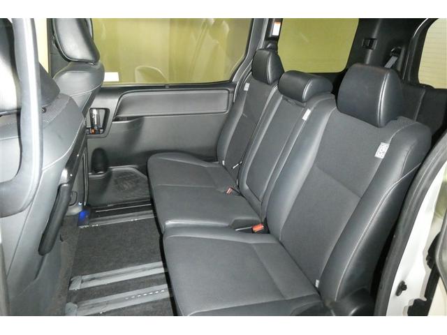 こちらは２列目です。ベンチシートでゆったりできるのでリラックスしてお過ごし頂けますよ♪