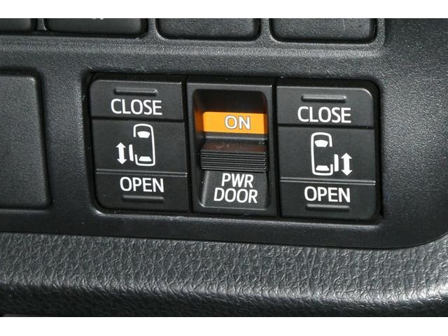 両側パワースライドドア付きだから、狭い駐車スペースなどでの　乗り降りラクラク！小さなお子さまのいるご家庭には嬉しい装備。