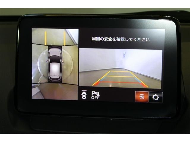 映像で見づらい車両周辺の確認をアシスト。クルマを真上から見ているような映像を表示。　運転席から確認しにくい車両周囲の状況を把握。