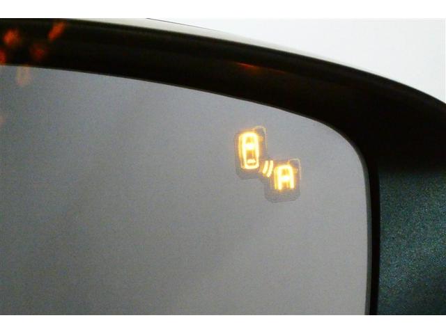 隣車線を走る車両をレーダーで検知し、ドアミラーでは確認しにくい後側方エリアに存在する車両に加え、急接近してくる車両も検知します。車両を検知するとドアミラーに搭載されたＬＥＤインジケーターが点灯します。