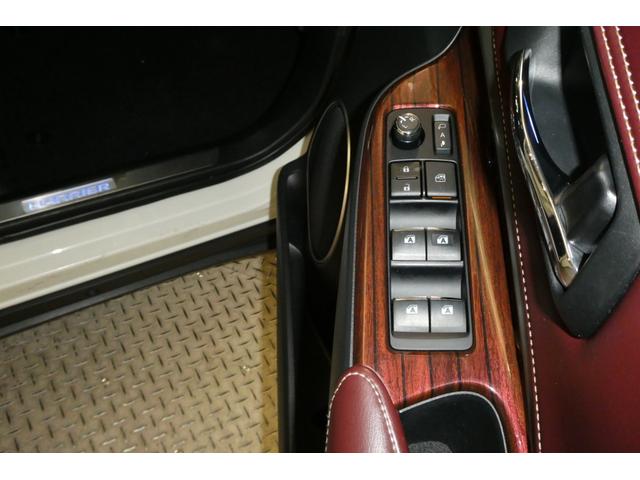 ハリアー プレミアム　大型サンルーフ　カーテンエアバッグ　クルーズＣ　Ｂカメラ　電動パワーシート　ＬＥＤライト　メモリナビ　横滑り防止機能　オートエアコン　Ａストップ　エアバッグ　ＡＷ　ＤＶＤ再生可パワーウィンドウ　認定車（48枚目）