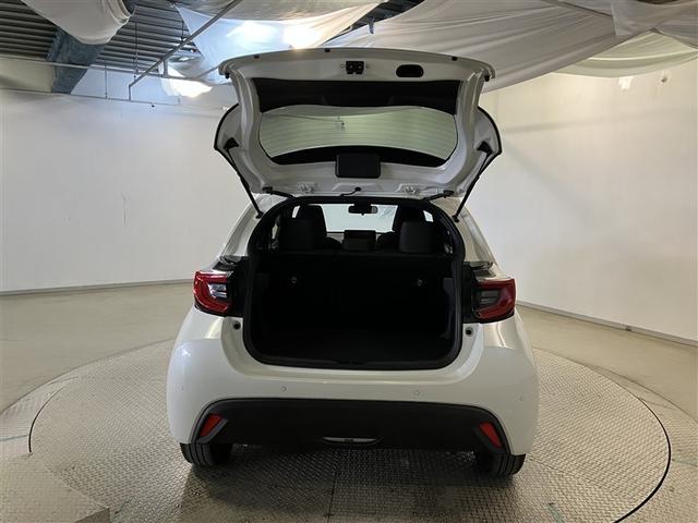 ヤリス Ｚ　ナビＴＶ　パワステ　メディアプレイヤー接続　ＥＳＣ　ＬＥＤライト　地デジテレビ　サイドエアバック　クルーズＣ　リモコンキー　オ－トエアコン　イモビ　ＡＢＳ　エアバッグ　パワーウィンドウ　ＥＴＣ（9枚目）