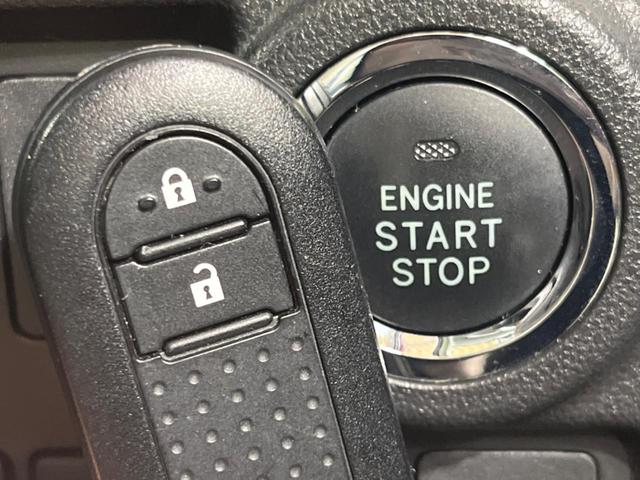 【スマートキー】カバンやポケットに入れたままでもドアの施錠・解錠が可能なスマートキーを装備。エンジンのオン・オフ時もカギを取り出す必要が無いからとっても便利です♪