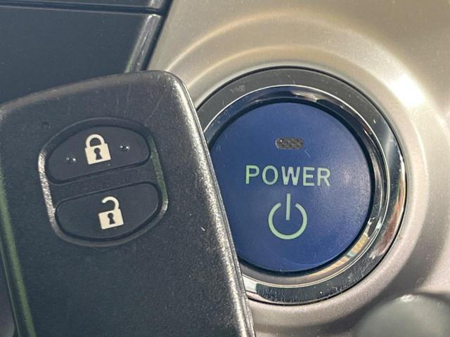 【スマートキー】カバンやポケットに入れたままでもドアの施錠・解錠が可能なスマートキーを装備。エンジンのオン・オフ時もカギを取り出す必要が無いからとっても便利です♪