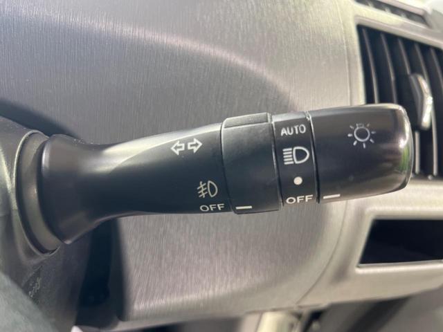 【オートライト】周りの明るさに応じて自動でヘッドライトの点灯・消灯ができる機能です！ライトの付け忘れ・消し忘れなどが無くなり、雨の日や夕方の走行も安心！トンネル通過時も便利ですね♪