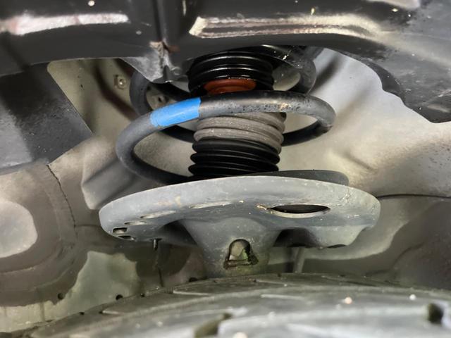 お車を安心してお乗りいただく為には、足回りの定期点検が欠かせません。サービスサポート（有償保証）では無料点検もご提供しており、安心のカーライフをお過ごしいただけるサポート体制が整っています。