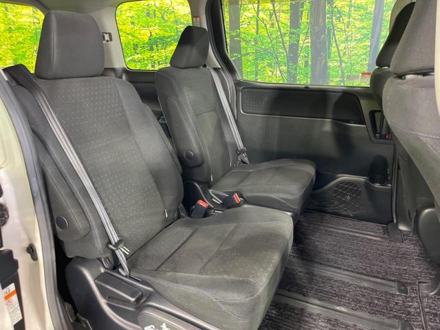 ヴォクシー Ｖ　両側電動スライド　純正９型ナビ　トヨタセーフティセンス　バックカメラ　クルコン　ＥＴＣ　スマートキー　オートハイビーム　ＬＥＤヘッド　車線逸脱警報　アイドリングストップ　Ｂｌｕｅｔｏｏｔｈ接続　地デジ（9枚目）