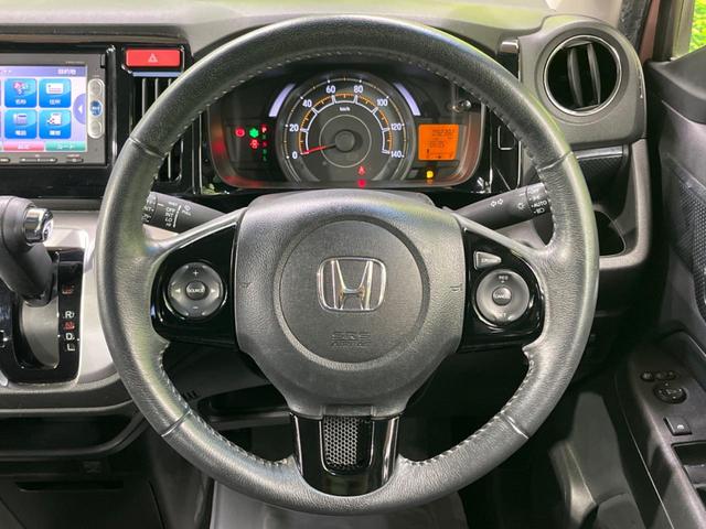 �C���e���A�ɍ��킹���f�U�C���̃X�e�A�����O�́A�^�]�������̂��Ƃ��l���A�^�]���₷���`��A�傫���ł��B�����x�A���ۂɐG���Ă��m���߂��������B