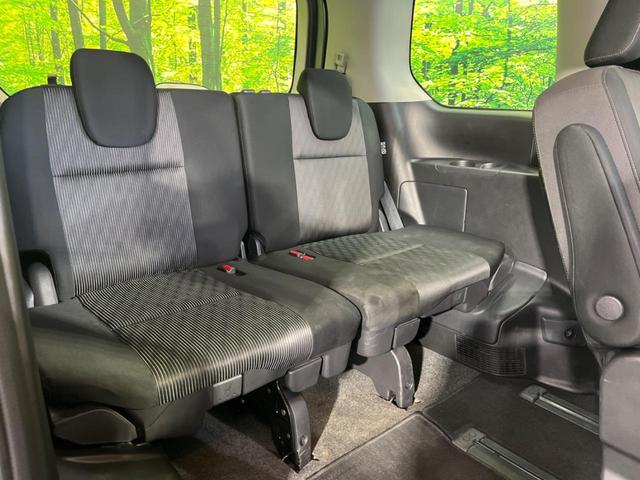 セレナ ｅ－パワー　ハイウェイスターＶ　純正ナビ１０インチ　フリップダウンモニター　プロパイロット　アラウンドビューモニター　デジタルインナーミラー　両側電動スライドドア（11枚目）