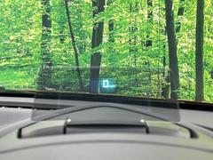 【ヘッドアップディスプレイ】現在の速度や走行情報をデジタル表示で運転席前方のガラスに投影！運転中、目線をずらさず必要な情報を確認できるのでとっても便利で安心！ 4