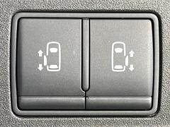 【両側パワースライドドア】スマートキーや運転席のスイッチで後席両側スライドドアの開閉が可能♪電動だから力を入れてドアを開ける必要が無く、小さなお子様でも簡単に開け閉めでき快適です♪ 6