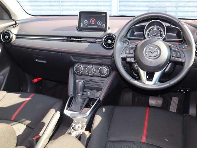 無駄が無くシンプルに美しい上質感はストレスを感じさせず、視認性の良さで安全性を高め、スタートボタンからスムーズに使える一連のボタン配置での操作性を考えたＭＡＺＤＡのデザインです。一度お座り下さい。