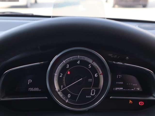 運転視界の遠方上方に虚像を投影することで前を見ながら情報の視認ができます。本当にドライバーが必要な情報を適切に伝え、楽しんで頂くことを考えた新世代装備です。※虚像は１．５ｍ前方に浮かぶイメージです。