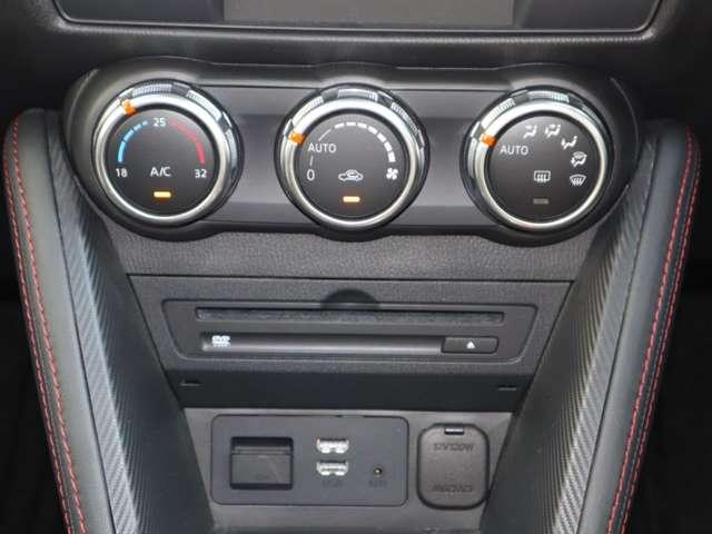 フルオートエアコンなので温度を設定するだけで、吹出口・風量を自動的に調整してくれますので、快適にお過ごし頂けます。