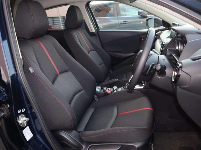 正しい姿勢で運転できるように体幹の腰部をしっかりささえるようデザインされているシートです。素材、シート形状を研究することでフィット感を高めつつ、優れた快適性を実現しています。