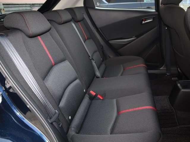 足元には適度なゆとりもあり、シートは厚みをもたせてしっかりとお乗りいただけることで、長距離移動でもラクにご乗車頂けます。