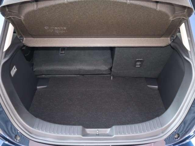 リアシートは６：４に分割式で使用に応じていろいろなシートアレンジが可能です。