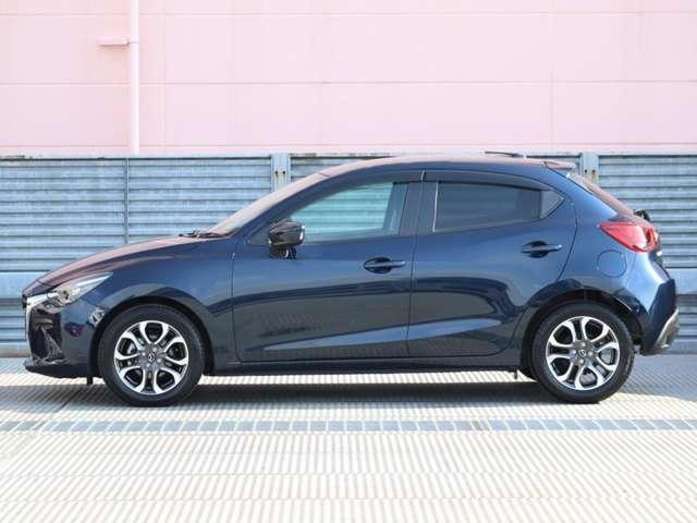 純正アルミで全体的にデザインがまとまっています。車も人も、オシャレはまずは足元からですね。