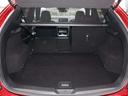 開口部の広いリアラゲッジスペースですのでゴルフバック等はもちろんのこと、リアシートが４：２：４の３分割可倒ができますので、そのときの用途に応じて使い分けも可能です。