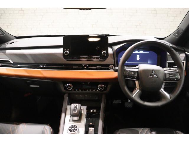 アウトランダーＰＨＥＶ Ｐ　４ＷＤ　ドライブレコーダー　全周囲カメラ　クリアランスソナー　クルーズコントロール　パワーシート　衝突被害軽減システム　ナビ　ＴＶ　ＬＥＤヘッドランプ　アルミホイール　スマートキー（2枚目）