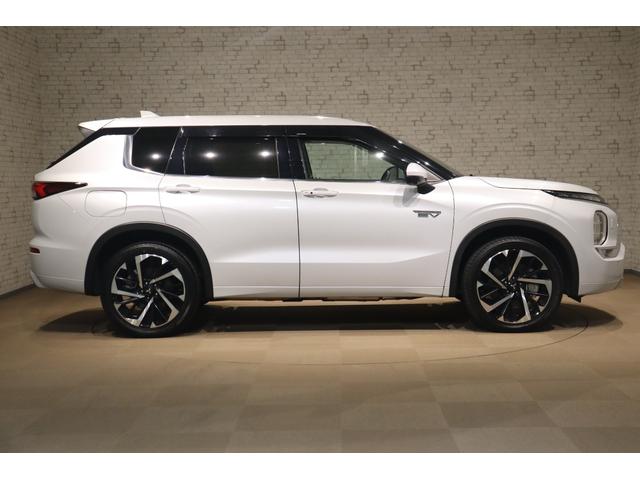アウトランダーＰＨＥＶ Ｐ　４ＷＤ　ドライブレコーダー　全周囲カメラ　クリアランスソナー　クルーズコントロール　パワーシート　衝突被害軽減システム　ナビ　ＴＶ　ＬＥＤヘッドランプ　アルミホイール　スマートキー（14枚目）