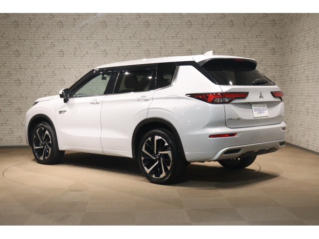 アウトランダーＰＨＥＶ Ｐ　４ＷＤ　ドライブレコーダー　全周囲カメラ　クリアランスソナー　クルーズコントロール　パワーシート　衝突被害軽減システム　ナビ　ＴＶ　ＬＥＤヘッドランプ　アルミホイール　スマートキー（17枚目）