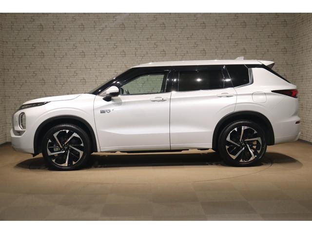 アウトランダーＰＨＥＶ Ｐ　４ＷＤ　ドライブレコーダー　全周囲カメラ　クリアランスソナー　クルーズコントロール　パワーシート　衝突被害軽減システム　ナビ　ＴＶ　ＬＥＤヘッドランプ　アルミホイール　スマートキー（18枚目）