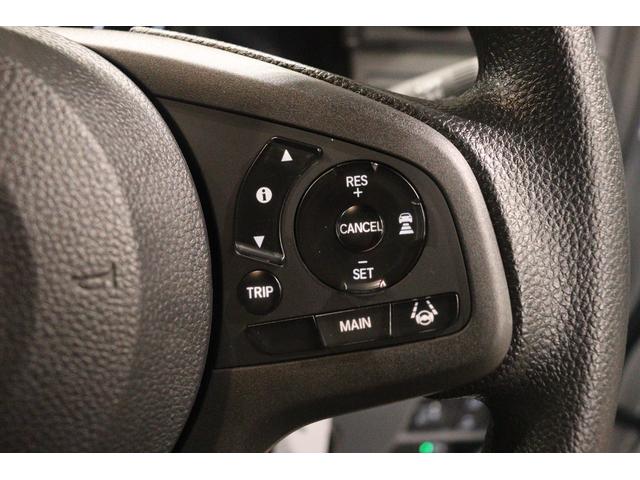 高速道路で便利なクルーズコントロール機能が付いていますよ。速度を設定するとアクセルを踏まなくても一定の速度で走ることができるので足を休ませる事ができますね。