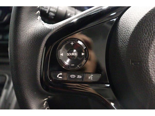 ハンドルにも目立つ傷や擦れは御座いません。目線を大きくそらすことなくボタンの操作を行うことができます。