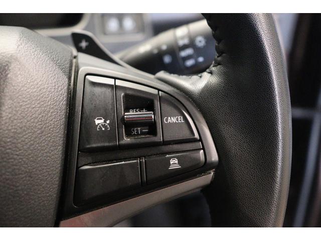 高速道路で便利なクルーズコントロール機能が付いていますよ。速度を設定するとアクセルを踏まなくても一定の速度で走ることができるので足を休ませる事ができますね。