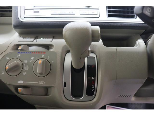 必ず使用するシフトレバー。確りと確認したいですね。