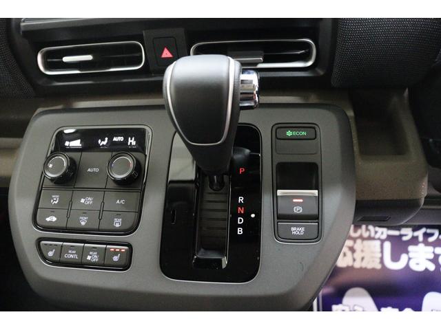 フリード ｅ：ＨＥＶエアー　ＥＸ　クリアランスソナー　クルーズコントロール　レーンアシスト　衝突被害軽減システム　両側電動スライドドア　オートライト　ＬＥＤヘッドランプ　スマートキー　アイドリングストップ　電動格納ミラー（5枚目）