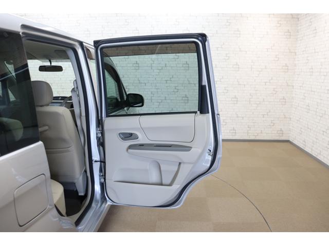 ステラ Ｌ　キーレスエントリー　ベンチシート　ＣＶＴ　盗難防止システム　ＣＤ　衝突安全ボディ　エアコン　パワーステアリング　パワーウィンドウ（8枚目）