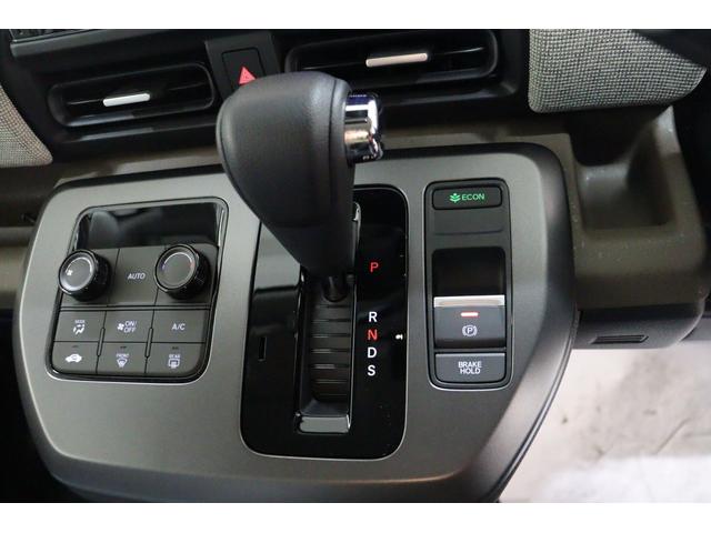 フリード エアー　クリアランスソナー　クルーズコントロール　レーンアシスト　衝突被害軽減システム　両側電動スライドドア　オートライト　ＬＥＤヘッドランプ　スマートキー　３列シート　ウォークスルー　ＣＶＴ（5枚目）