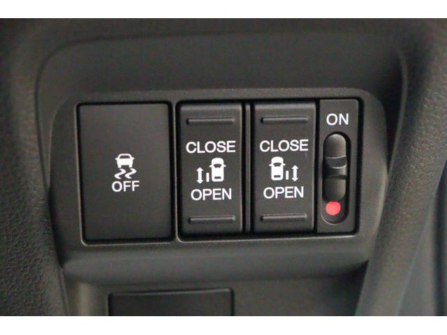 フリード エアー　クリアランスソナー　クルーズコントロール　レーンアシスト　衝突被害軽減システム　両側電動スライドドア　オートライト　ＬＥＤヘッドランプ　スマートキー　３列シート　ウォークスルー　ＣＶＴ（7枚目）